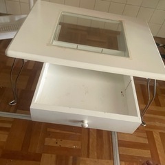 コレクションテーブル　白　ガラス　ローテーブルの画像