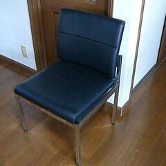 17. 値下げ中【中古・美品】応接セット ガラステーブル2個 黒レザー椅子4個 メッキ部分磨き上げ済み お洒落な見た目 価格変更中の画像