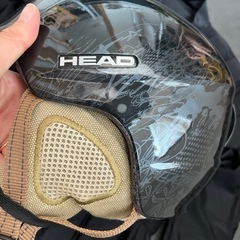 スノーボードのヘルメットとボディープロテクターの画像