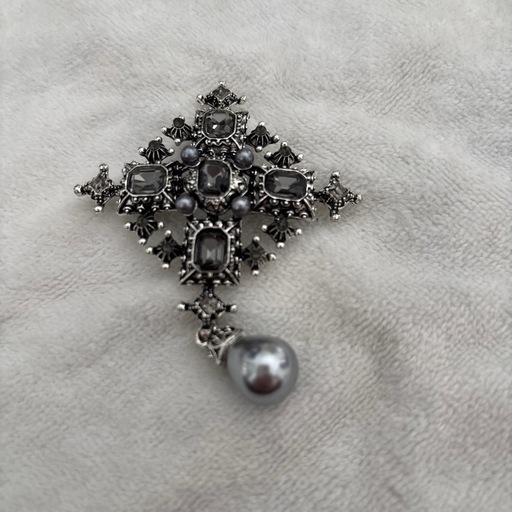 alors ブローチ 5個セット　未使用 SWAROVSKI（ブローチ/コサージュ）のフリマアイテム一覧