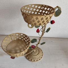 アイアン製　高さ40センチ　花台　イチゴの画像