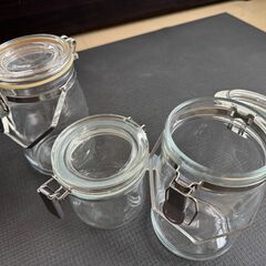 無印良品のガラス瓶が3つあります（中サイズが2つと小サイズが1つです）。の画像