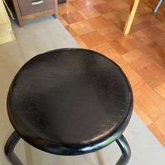 シンプルな丸椅子　スツールの画像