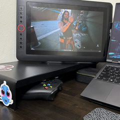デスクトップ用の黒い金属製モニタースタンドの画像