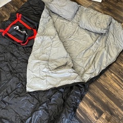 【中古品】寝袋 2人用 封筒型 シュラフ 枕付き キャンプ アウトドア 車中泊 車旅 防寒 収納袋付きの画像