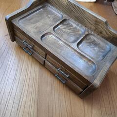 小さな木製の引き出しの画像