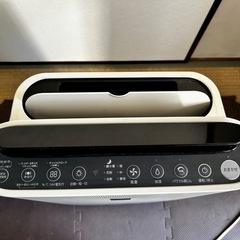 テレビと空気清浄機2個の画像