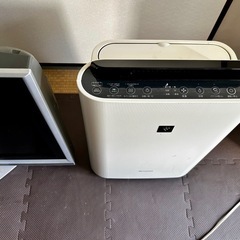 テレビと空気清浄機2個の画像