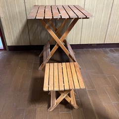 木製テーブルとイスの画像