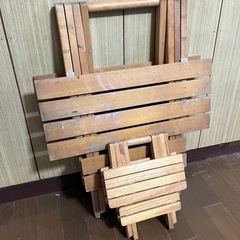 木製テーブルとイスの画像