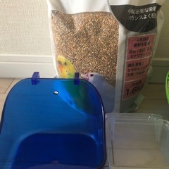 ゲージ＆新品未開封餌1.6kg＆止まり木＆水浴びトレイ、餌入れbox　小鳥、インコ、文鳥などの画像