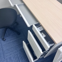 オフィスデスクの画像