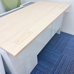 オフィスデスクの画像