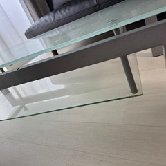 ガラスのローテーブルの画像