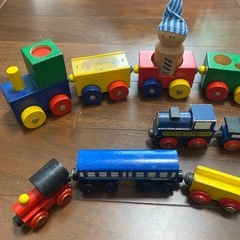 木の電車のおもちゃの画像