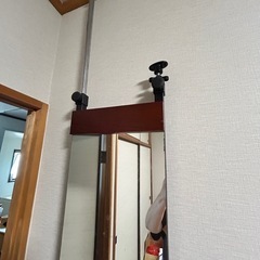 突っ張りラックと鏡の画像