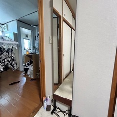突っ張りラックと鏡の画像