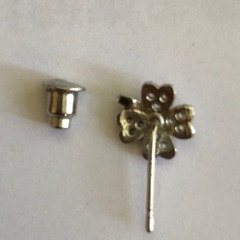 クローバー型クリスタルスタッドピアス 1 pieceの画像