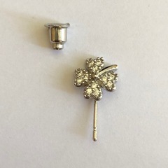 クローバー型クリスタルスタッドピアス 1 pieceの画像