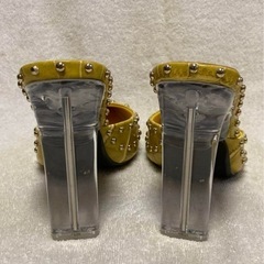 ♦️期間限定♦️(新品未使用)YELLOサンダルの画像