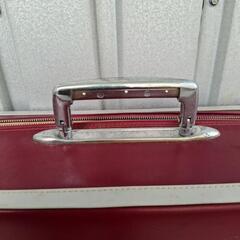 レトロな雰囲気のスーツケース（キャリーケース）です。
の画像