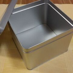 ◆《未使用で綺麗です》【大きめ・空き缶】　　●大きさ/２３cm×２３cm×１８cm(高さ)　※乾麺、他保管に便利です。　の画像