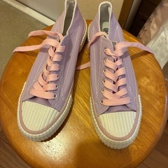未使用スニーカーとローファーの画像