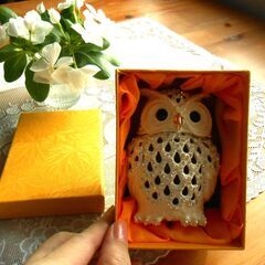 キラキラスワロフスキーの、白いフクロウのかわいい置物 。の画像