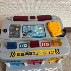 緊急車両ステーションとミニカーセットの画像