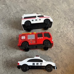緊急車両ステーションとミニカーセットの画像