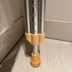 【美品】調整可能なアルミ松葉杖 Mサイズの画像
