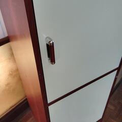 【お話中】扉付き　棚の画像