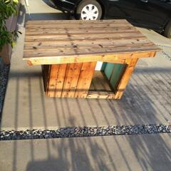 焼杉で作った犬小屋の画像