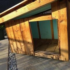 焼杉で作った犬小屋の画像