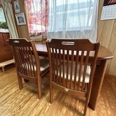 大きめダイニングテーブルとセットの椅子二脚の画像