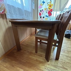 大きめダイニングテーブルとセットの椅子二脚の画像