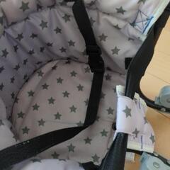 テーブルに付けられるイスの画像
