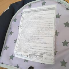 テーブルに付けられるイスの画像