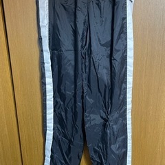 ナイキのパンツ 膝に穴あり 修繕箇所ありの画像