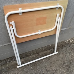 折りたたみテーブルの画像