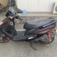 シグナスX125cc ヤマハ バイク 原付 黒 ブラック 8626　ピンクナンバーの画像
