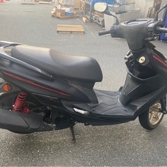 シグナスX125cc ヤマハ バイク 原付 黒 ブラック 8626　ピンクナンバーの画像