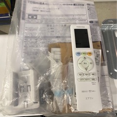 & ルームエアコン　TOSHIBA 東芝　RAS-J221PBK 冷房/暖房兼用　主に6畳用　2.2kw 100V リモコンあり　2022年製　動作品の画像