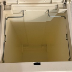 【処分予定】ゴミ箱２個セット ホワイト✖️ブラウンの画像