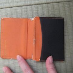 黒×オレンジ  名刺入れ　ダメージありです。画像で分かる通りダメージはありますが使えます。  の画像