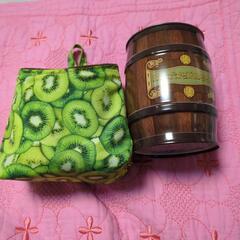 容器と筆記用具入れ‥の画像