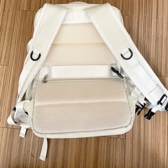 【美品🌟靴ポケットあり32L】白のリュックの画像