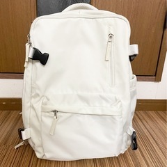 【美品🌟靴ポケットあり32L】白のリュックの画像