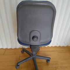 ブルーのオフィスチェアの画像