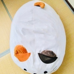 大きな猫のぬいぐるみの画像